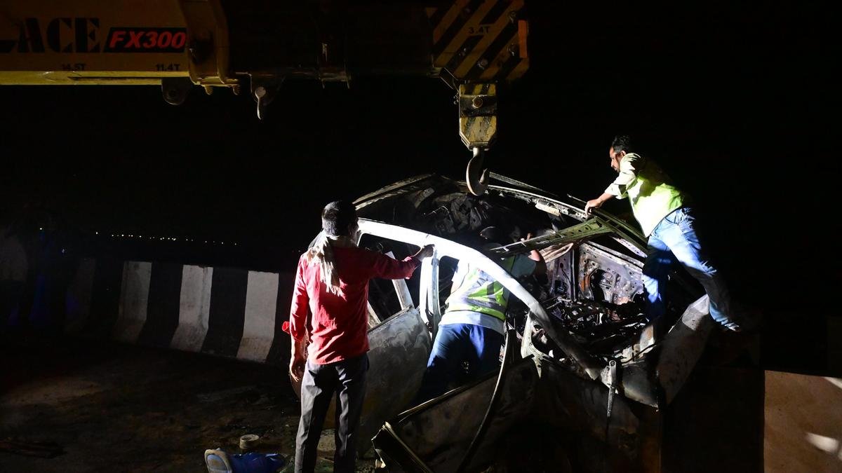 विजयवाड़ा पश्चिम बाईपास पर इलेक्ट्रिक कार के दीवार से टकराने और उसमें आग लगने से एक बच्चे सहित चार की मौत हो गई