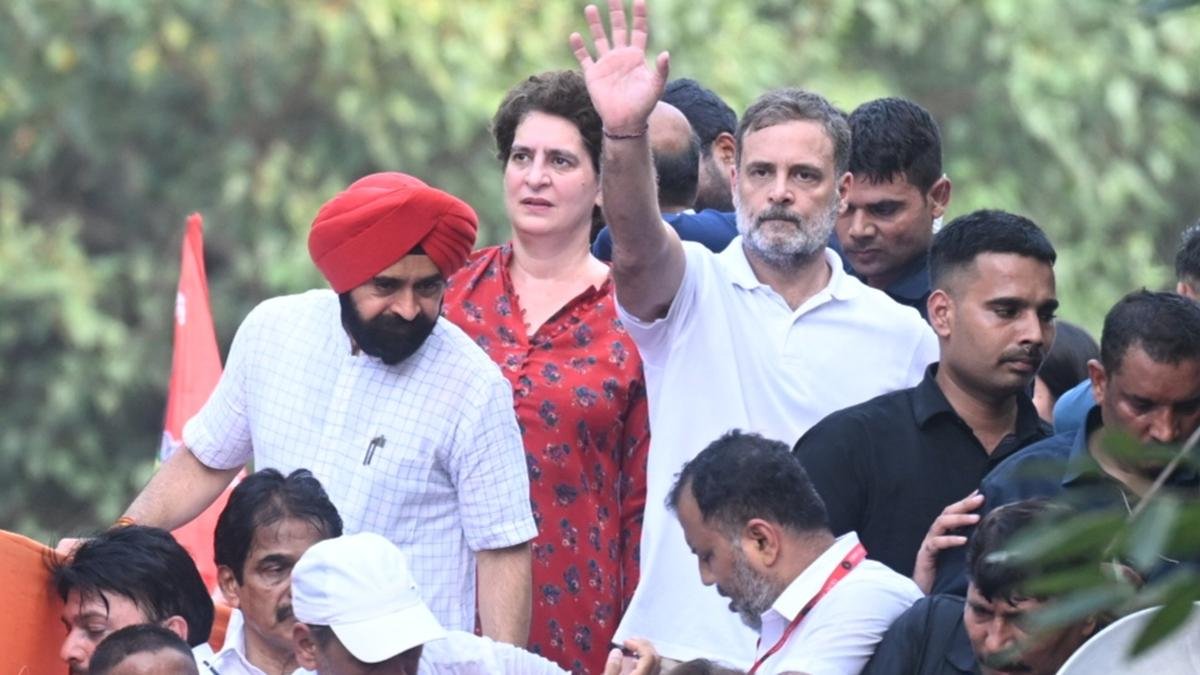 विपक्षी नेताओं ने एसआईआर रिकॉर्ड के पूर्ण खुलासे के लिए सुप्रीम कोर्ट का दरवाजा खटखटाया, अभ्यास को निलंबित करने की मांग की
