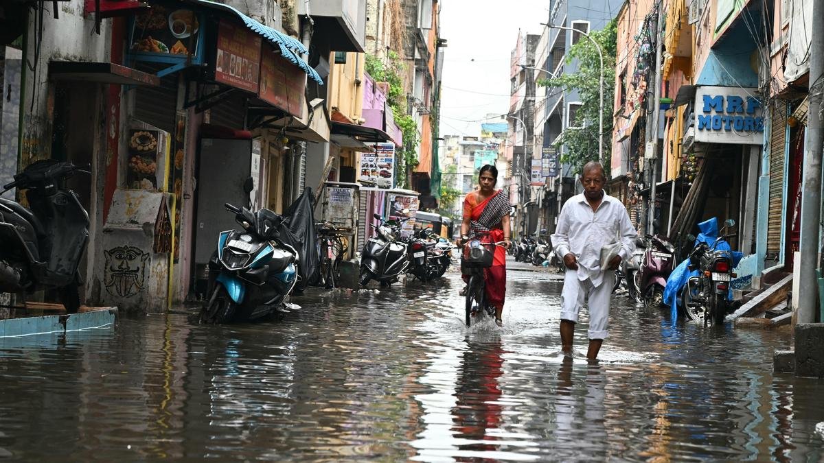 व्यापक जलजमाव के बीच शहर पहले मॉनसून दौर से गुजर रहा है
