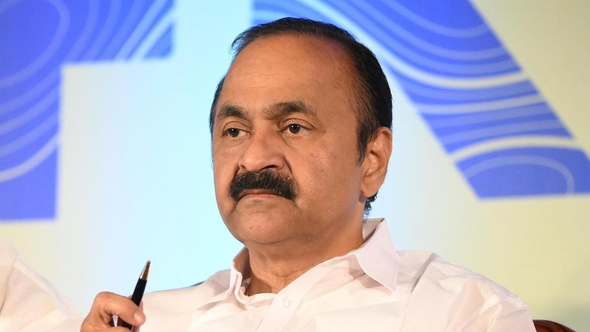 सत्तारूढ़ यूडीएफ के भीतर दरारें बढ़ती जा रही हैं क्योंकि कांग्रेस नेता केरल सरकार की कार्यशैली के खिलाफ बोल रहे हैं