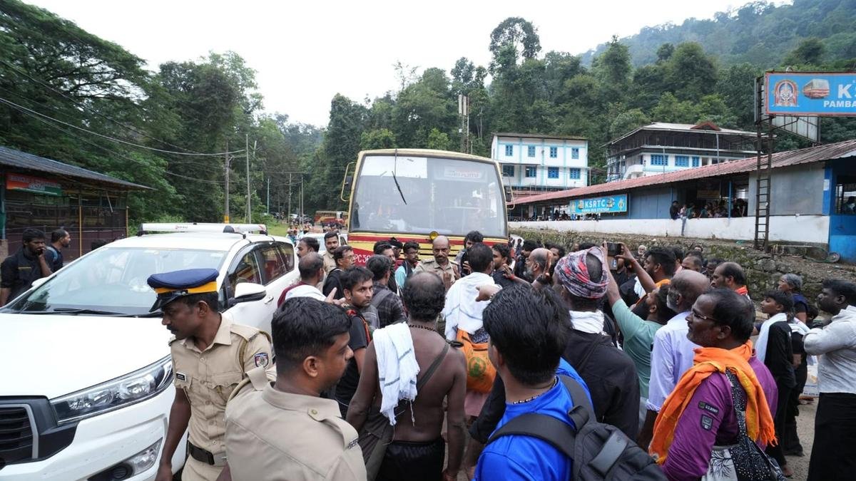 सबरीमाला मार्ग पर यातायात गतिरोध के कारण तीर्थयात्रियों के घंटों तक फंसे रहने के कारण विरोध प्रदर्शन शुरू हो गया है