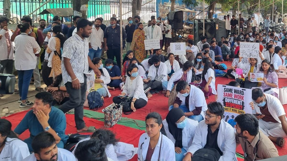 'समान काम, समान वजीफा': विदेशी मेडिकल स्नातकों ने प्रति माह ₹29,792 की मांग को लेकर हैदराबाद में विरोध प्रदर्शन किया