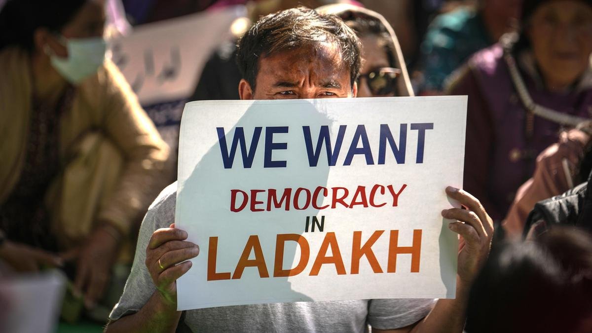 सरकार पर मतभेद के बीच लद्दाख समूहों और गृह मंत्रालय के बीच बातचीत फिर से शुरू नहीं हो पाई। प्रस्ताव
