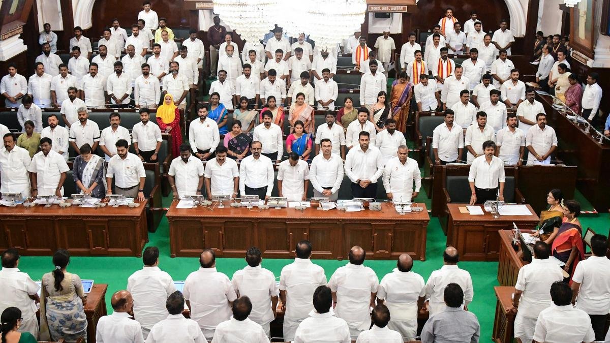 सार्वजनिक खर्च पर वफादारी बदलने के लिए विधायकों द्वारा सीटें 'छोड़ने' के खिलाफ याचिका पर केंद्र, चुनाव आयोग को सुप्रीम कोर्ट का नोटिस