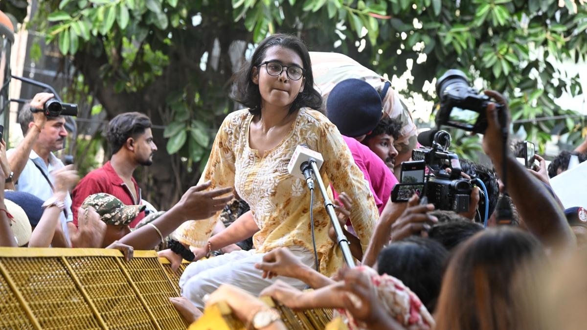 सीईसी के इस्तीफे की मांग को लेकर विरोध प्रदर्शन के तीसरे दिन दिल्ली में 500 लोग हिरासत में लिए गए; ठाकरे परिवार ने मुंबई मार्च का नेतृत्व किया