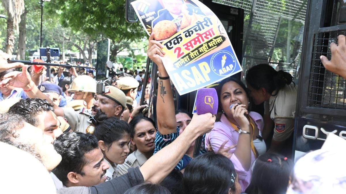 सीईसी ज्ञानेश कुमार को हटाने की मांग को लेकर देश भर में विरोध प्रदर्शन, सैकड़ों लोग हिरासत में लिए गए