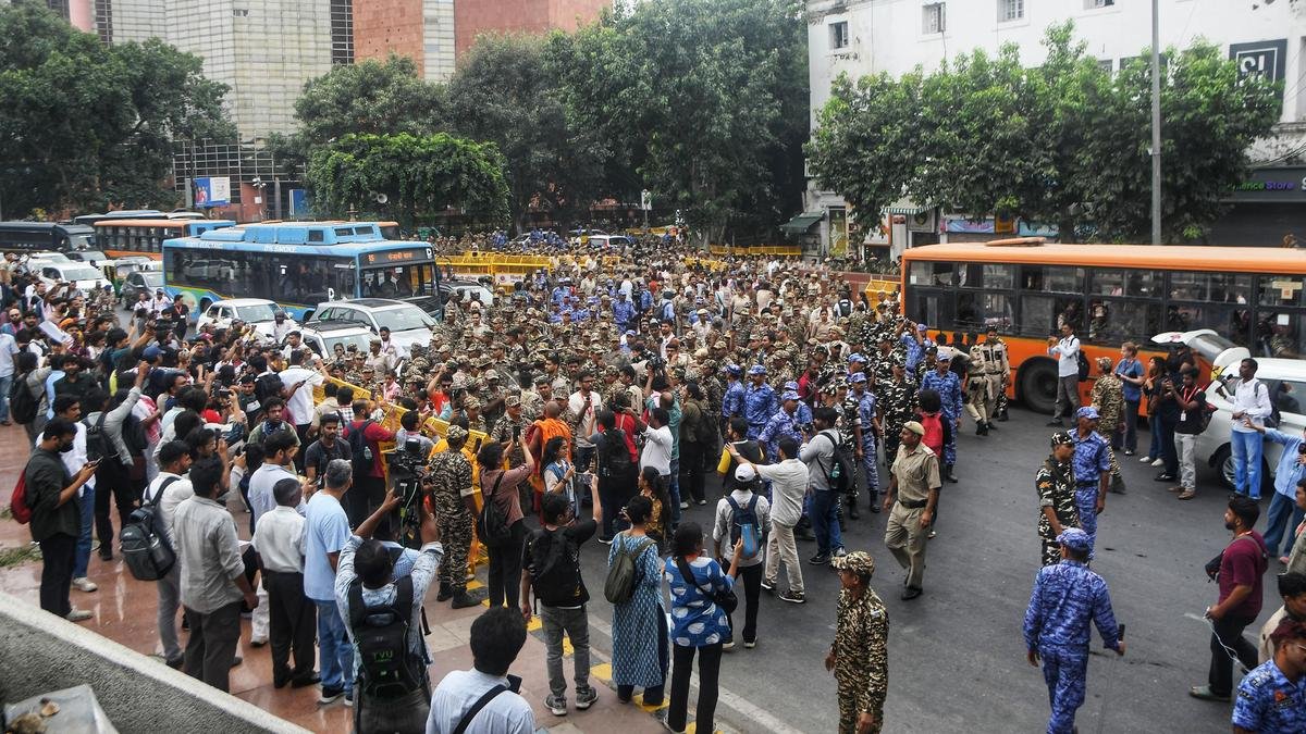 सीईसी विरोधी प्रदर्शन जारी; सुप्रीम कोर्ट के आदेश के बावजूद पत्रकारों को हिरासत में लिया गया, राहुल गांधी ने सुप्रीम कोर्ट तक मार्च की घोषणा की क्योंकि दिल्ली नए प्रतिबंधों के लिए तैयार है