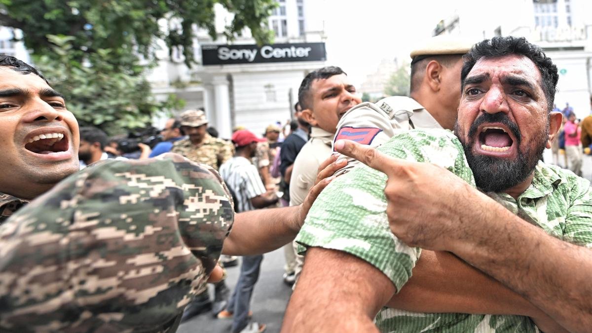 सुप्रीम कोर्ट में याचिकाओं में दिल्ली सीईसी विरोध प्रदर्शन के दौरान पुलिस ज्यादती का आरोप लगाया गया है