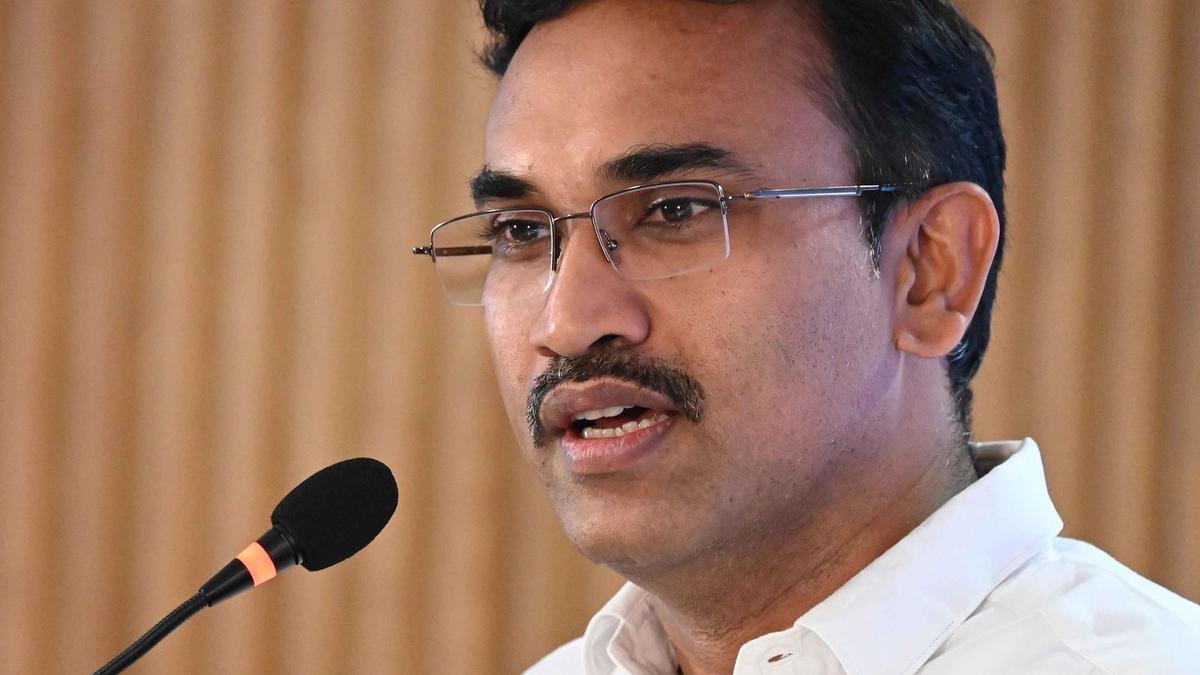 स्वास्थ्य मंत्री ने अधिकारियों को मानसून के दौरान अस्पताल की तैयारी, निर्बाध स्वास्थ्य सेवाएं सुनिश्चित करने का निर्देश दिया
