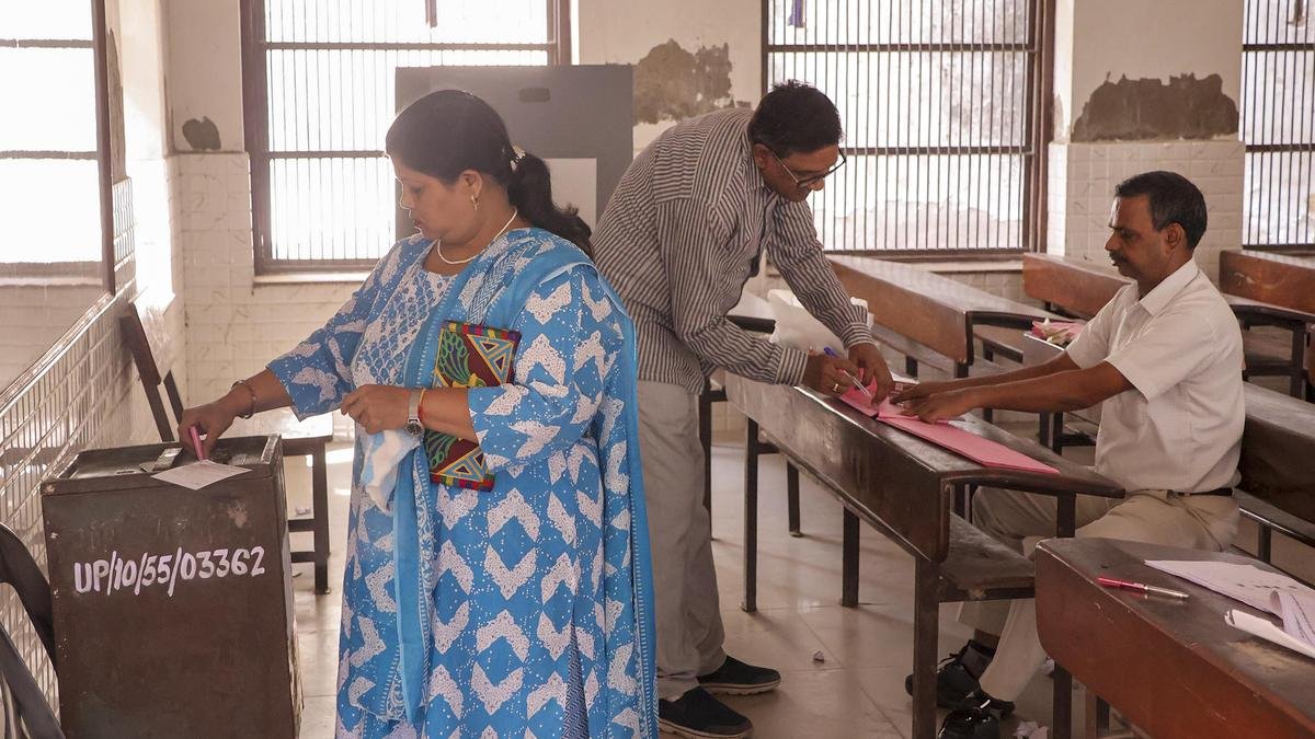 हंगामे के बीच, चुनाव आयोग ने आगरा शिक्षक एमएलसी सीट के तहत तीन मतदान केंद्रों पर पुनर्मतदान का आदेश दिया