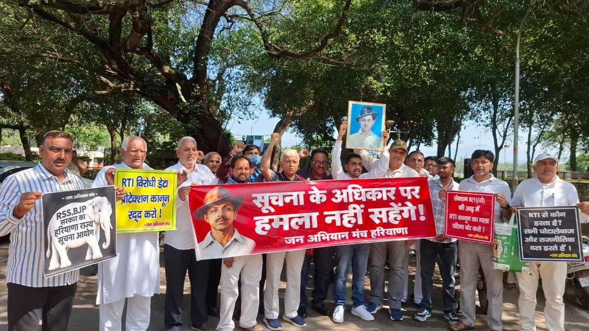 हरियाणा के आरटीआई कार्यकर्ताओं ने राज्य सूचना आयोग में सुधार की मांग की, राज्यपाल को 17 सूत्रीय ज्ञापन सौंपा