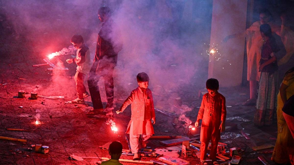 हाई कोर्ट के आदेश के बाद मुंबई पुलिस ने 4 दिसंबर तक सार्वजनिक सड़कों पर पटाखों, लेजर लाइटों पर प्रतिबंध लगा दिया है