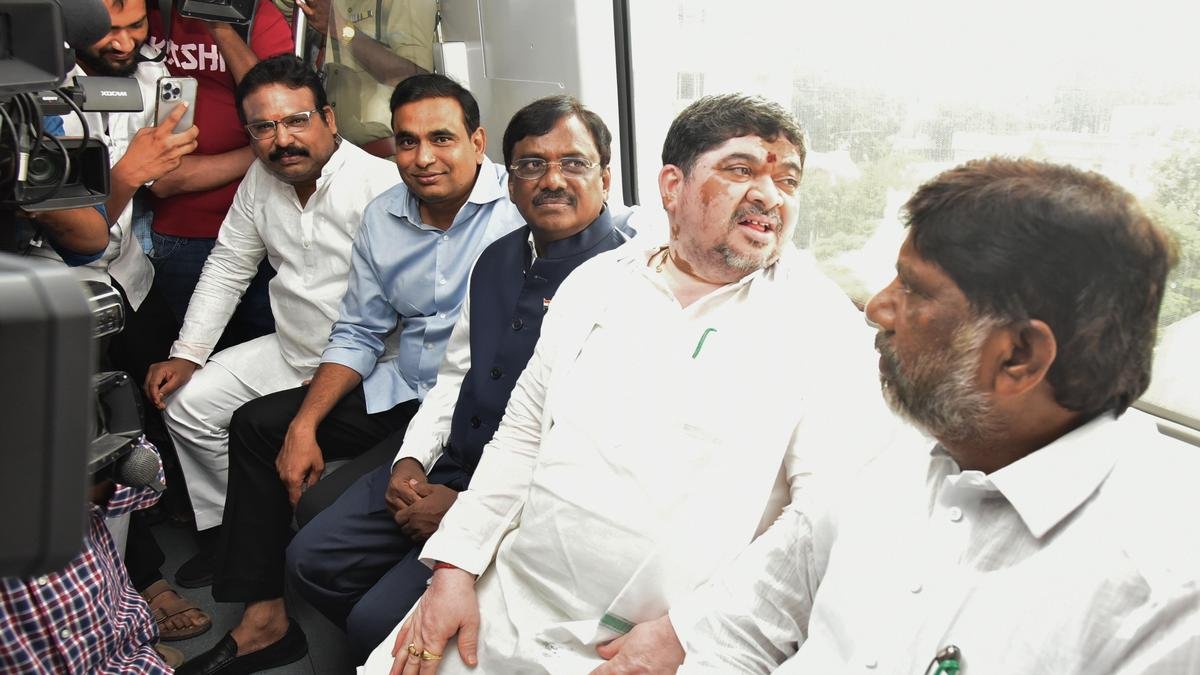 हैदराबाद में मेट्रो रेल और बस से यात्रा करने के लिए डिप्टी सीएम, मंत्री HMR-TGSRTC कॉमन पास का उपयोग करते हैं