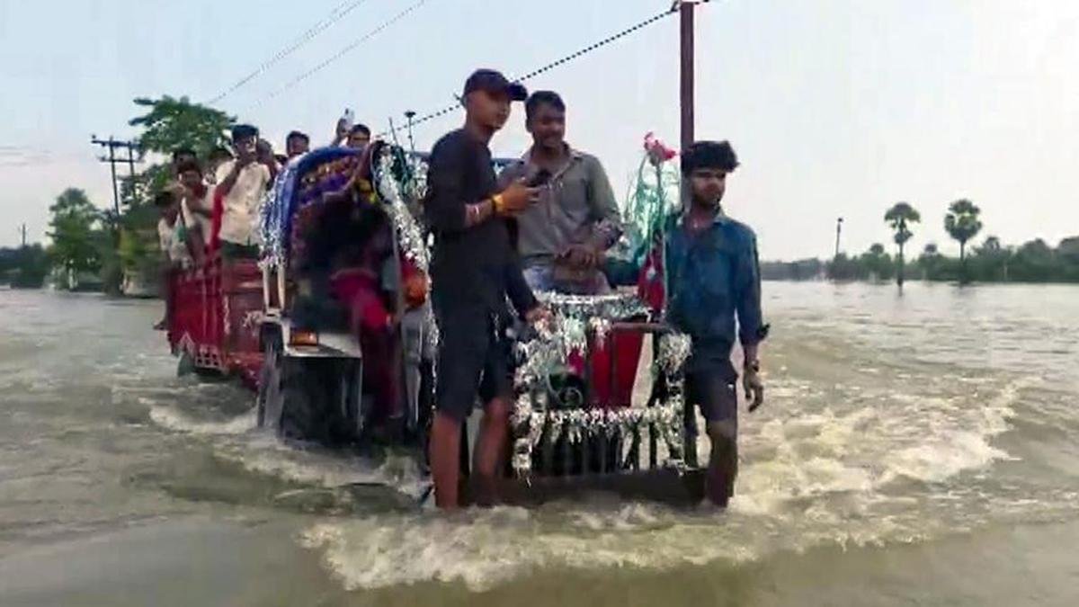 ​बिहार बाढ़: सारण, गोपालगंज और मुजफ्फरपुर में तटबंध में ताजा दरार